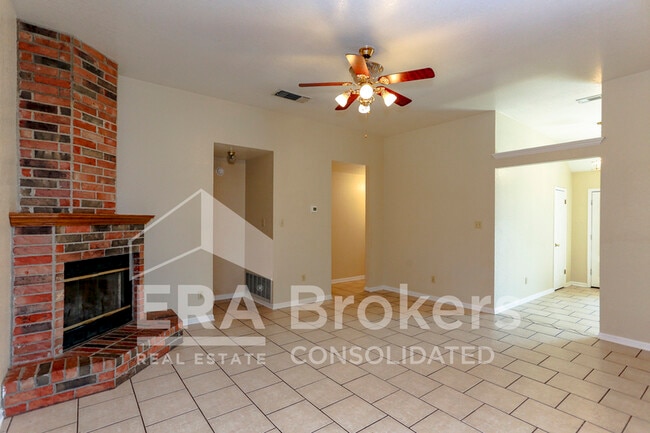 Building Photo - 800 Silver Creek Dr