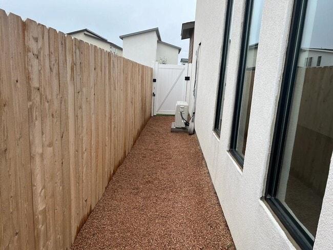 Building Photo - 202 Deer Path Lp
