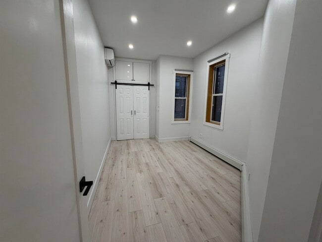 Building Photo - 202 28th St