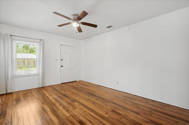 Building Photo - Cozy Duplex Unit with Fully Fenced Back Yard