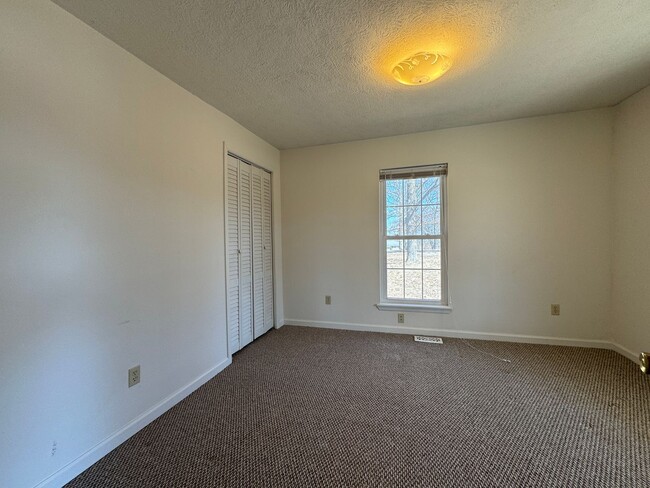 Building Photo - Quaint Three Bedroom Home with an Oversized Tub!