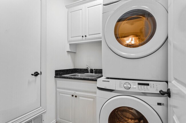 Building Photo - Luxury Highland Park Living