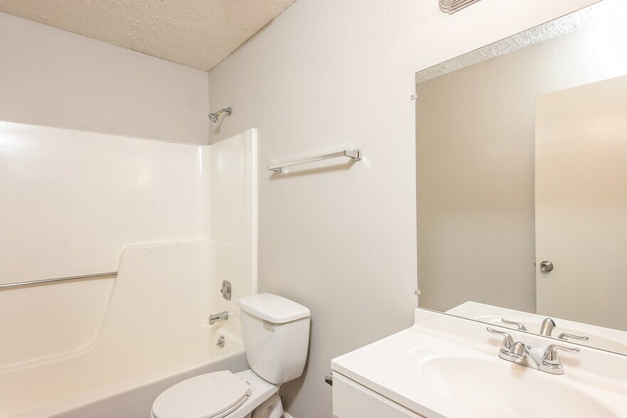 Building Photo - 5009 Hawthorne Ct
