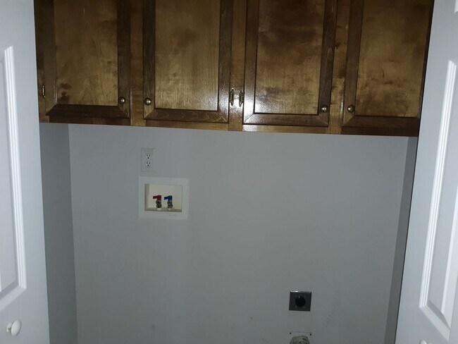 Building Photo - MOVE IN SPECIAL - $300 OFF THE FIRST FULL ...