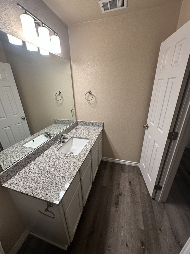 Building Photo - AVAILABLE NOW! (SECTION 8 ACCEPTED)