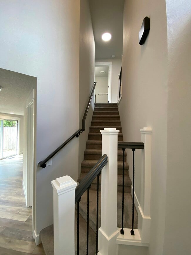 Building Photo - 5835 NW Landing Dr