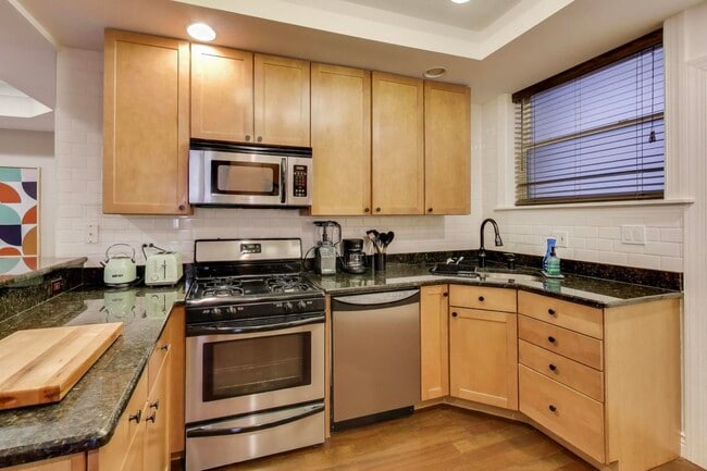 Building Photo - 528 W Cornelia Ave