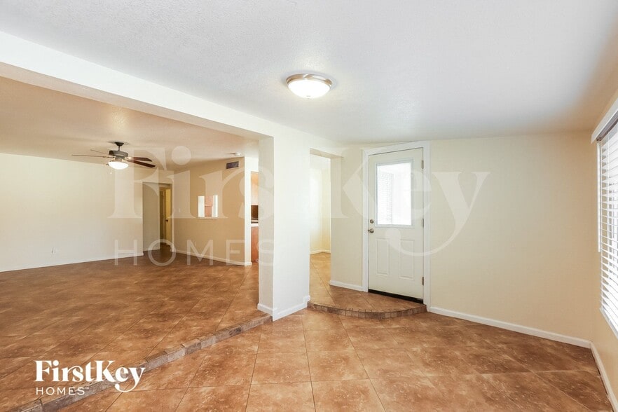 Building Photo - 3012 S Evergreen Rd