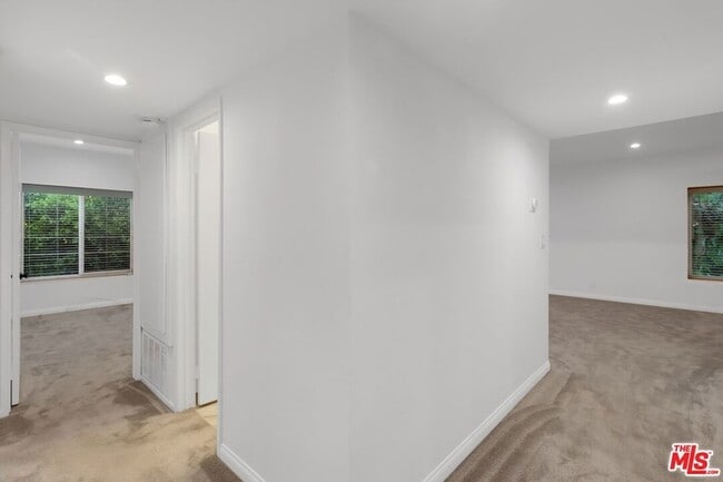 Building Photo - 14315 Riverside Dr