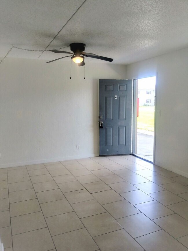 Building Photo - 1 Bedroom Apartment in Arlington Square Garden!