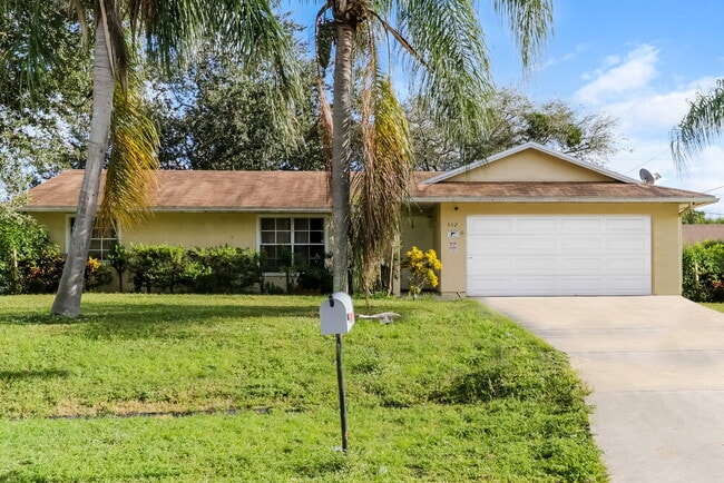 Building Photo - 552 SW Badger Terrace