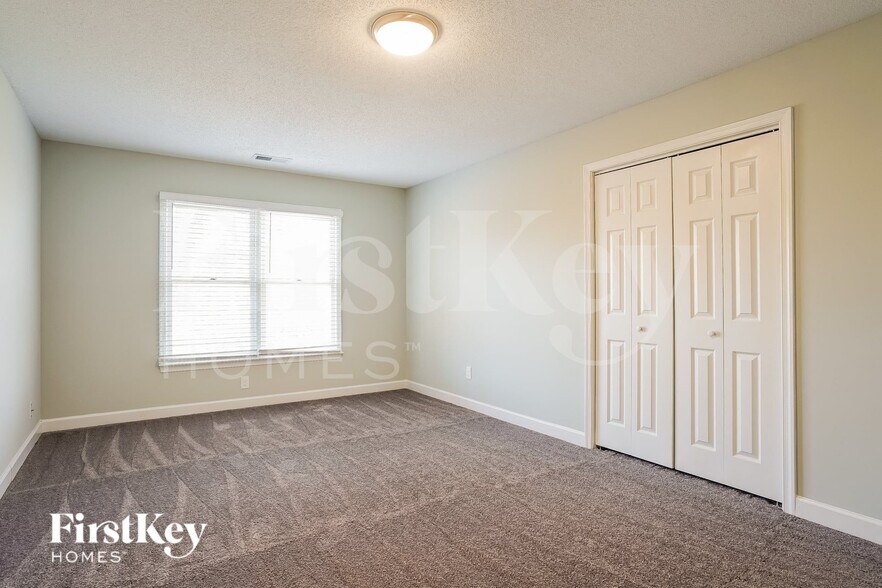 Building Photo - 3622 Two Oaks Dr