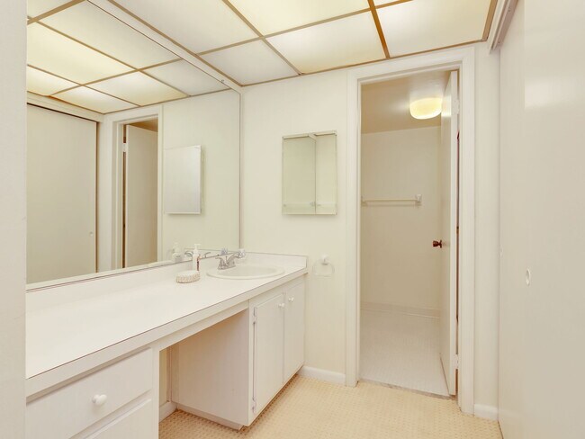 Building Photo - 555 Park Shore Dr