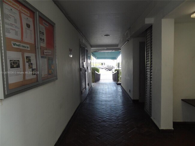Building Photo - 3401 N Country Club Dr