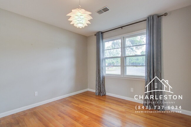 Building Photo - 1502 Woodcrest Ave