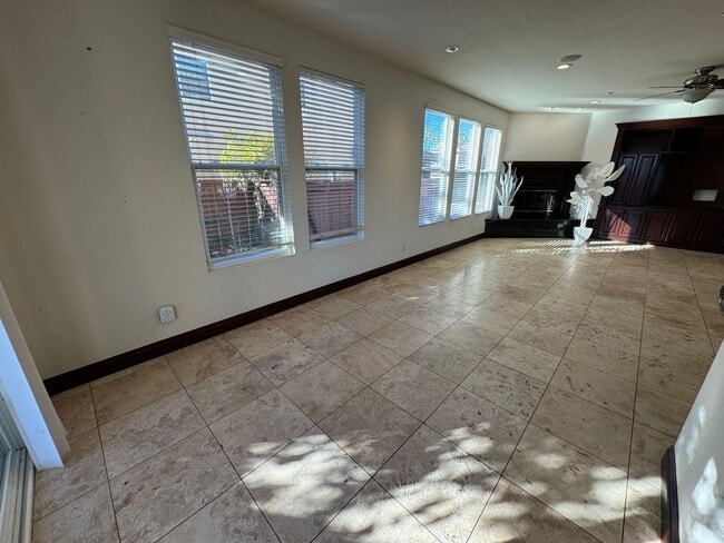 Building Photo - 5 Bedroom Luxury home