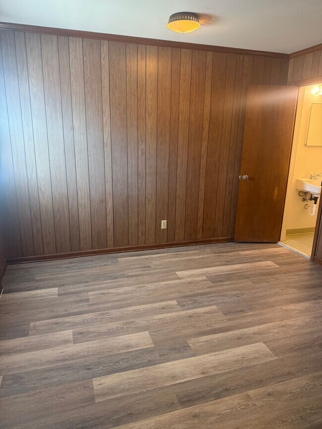 Building Photo - Adorable 2 Bedroom Convenient to I-29, Shopping & More!