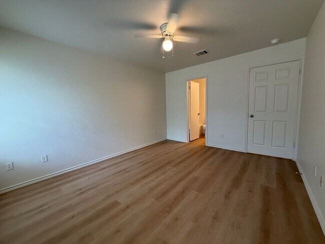 Building Photo - Tohara Properties1 (1209 Armadillo Rd)