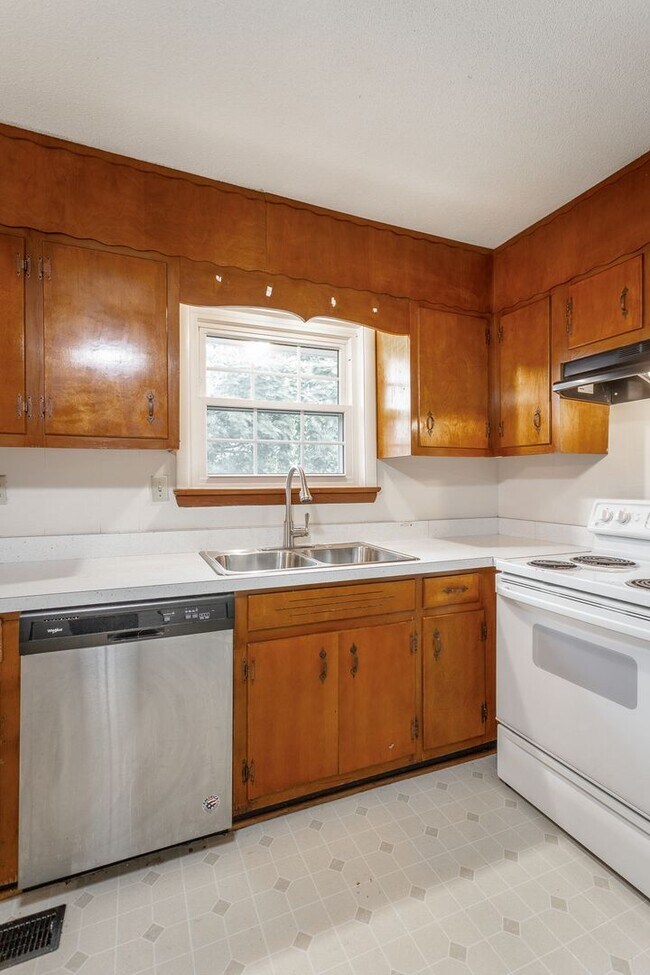 Building Photo - 3 Bedroom · 2 Bath Home in East Brainerd N...