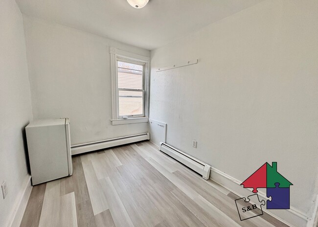 Building Photo - 94 Malletts Bay Ave
