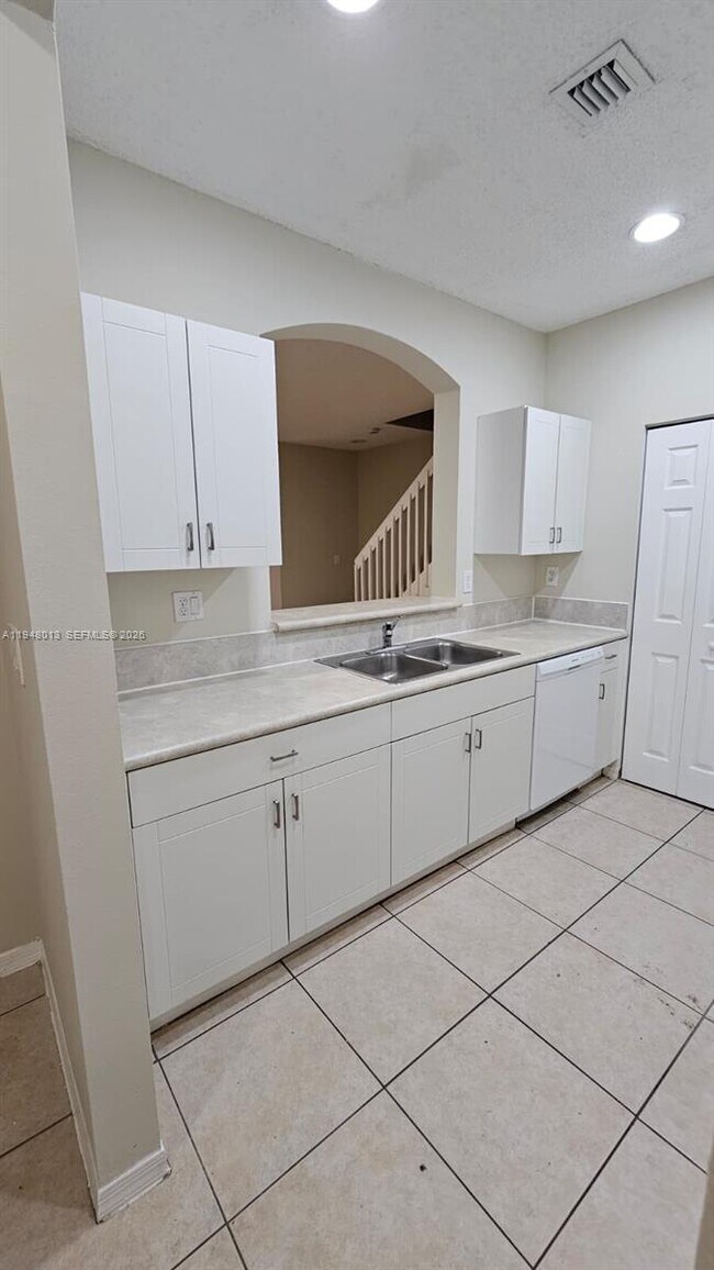 Building Photo - 4210 NE 22nd Dr