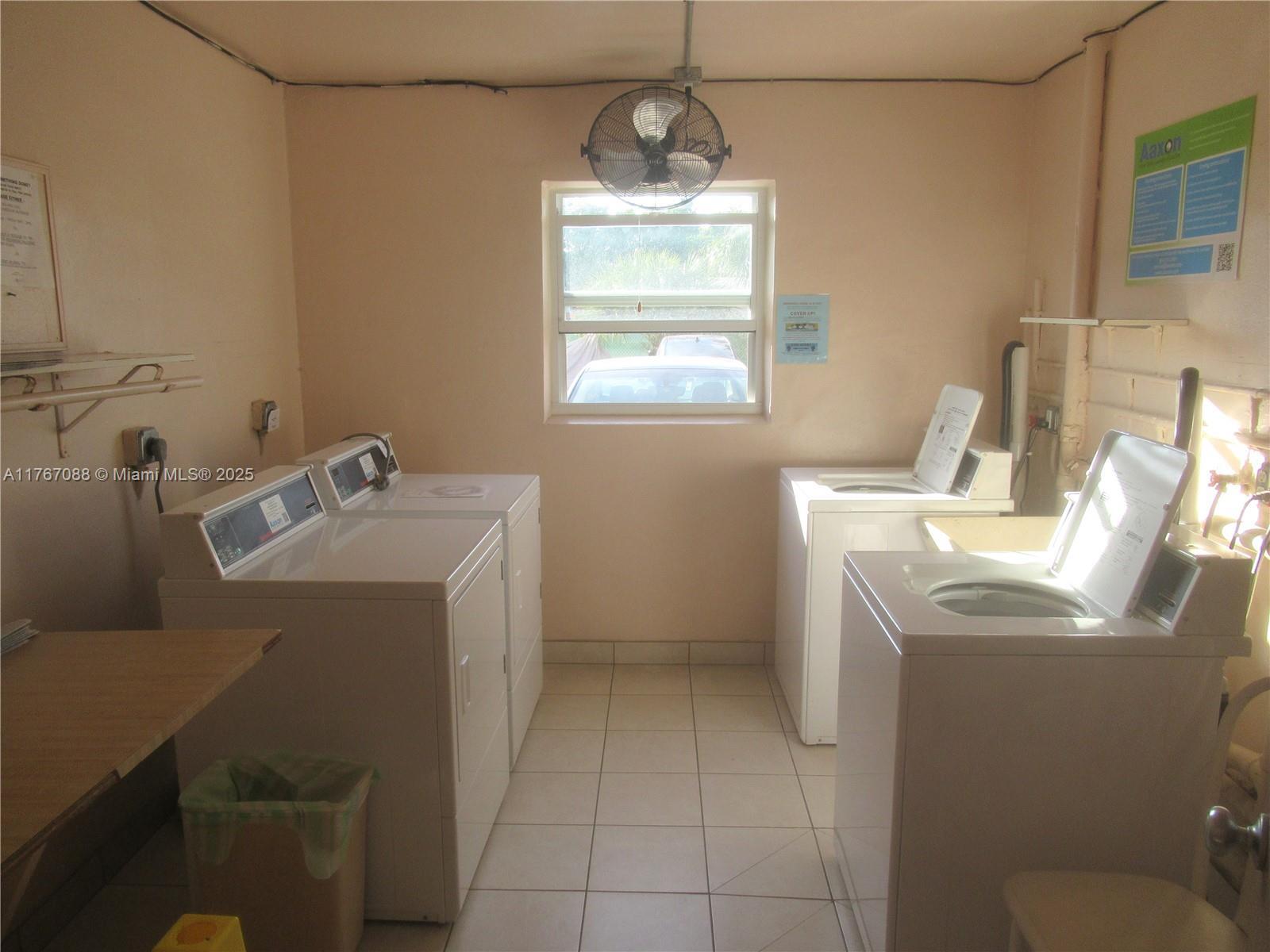 Building Photo - 581 Blue Heron Dr