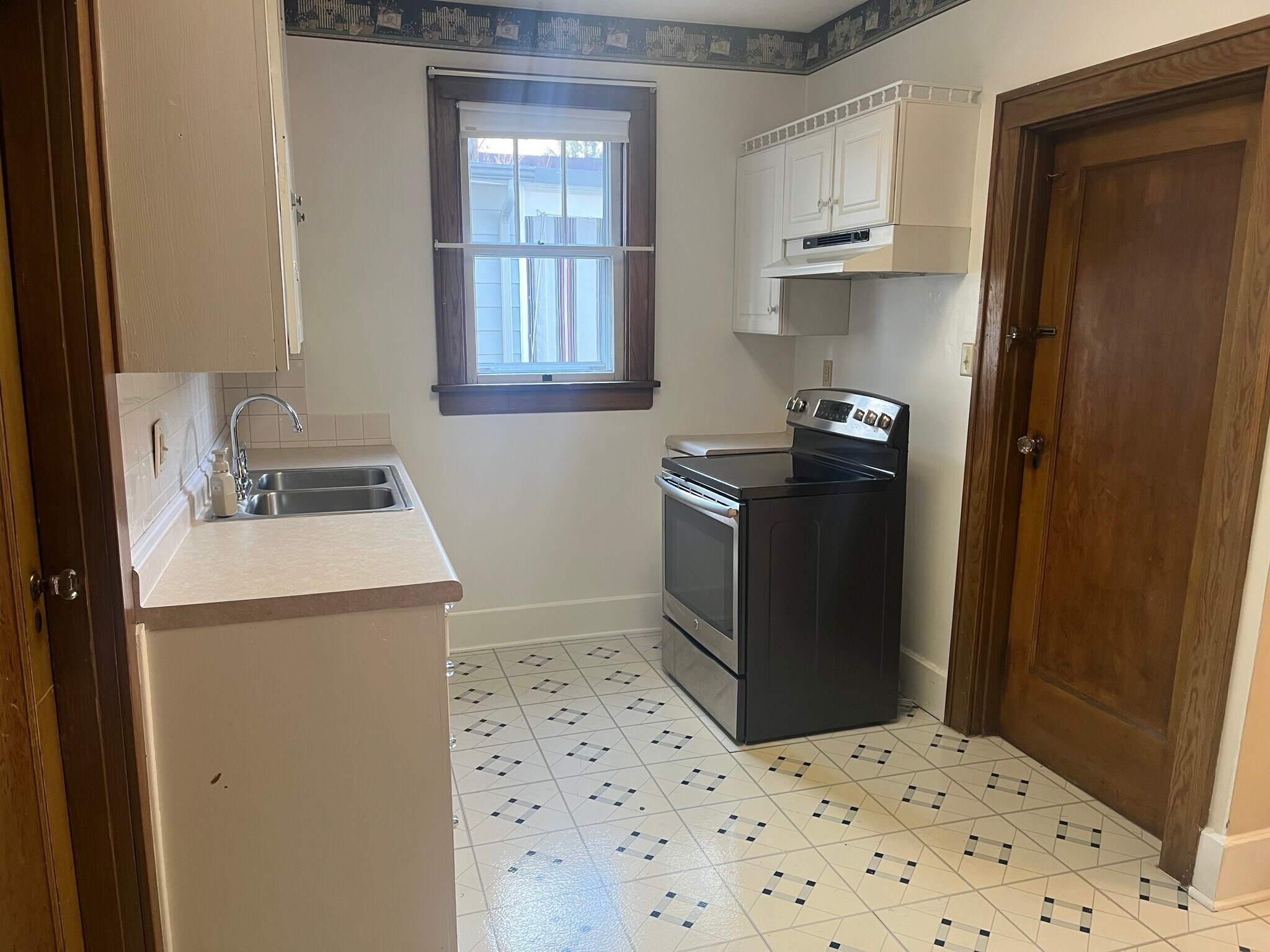 Building Photo - 225 E Allen St