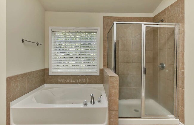 Building Photo - Luxurious 5 Bedroom 3.5 Bathroom for Rent ...