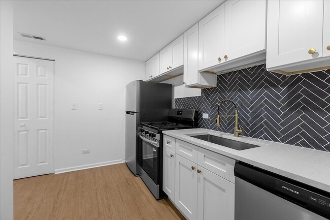 Building Photo - 1313 W Chicago Ave