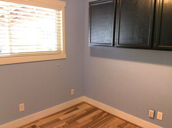 Building Photo - Le and Delisi - Bellevue Duplex