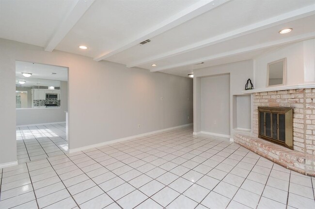 Building Photo - 9334 Golden Wood Ln