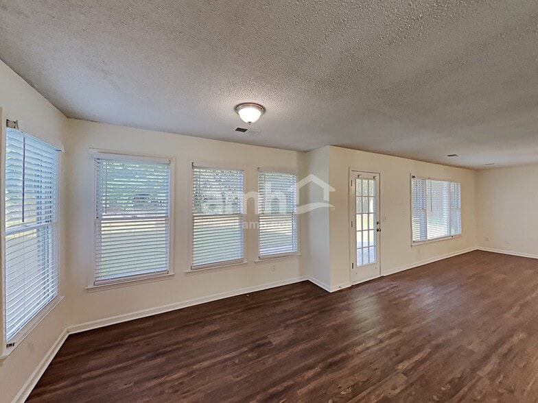 Building Photo - 1121 Lauren Way