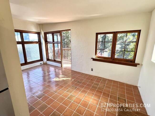 Building Photo - Charming 2Bed 2bath In Hollywood Hills