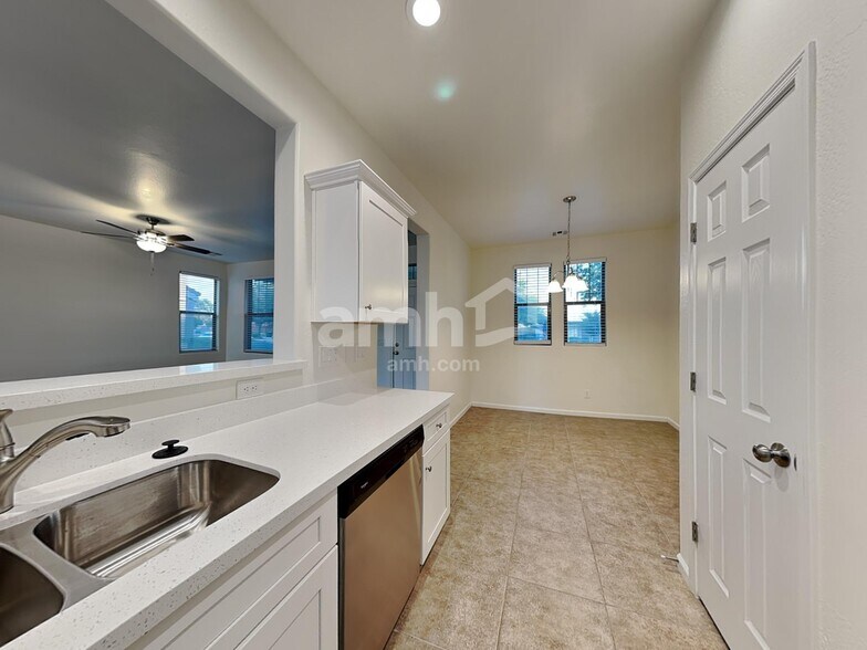 Building Photo - 2930 S Cole Dr