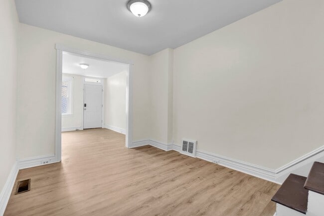 Building Photo - 212 N Peach St