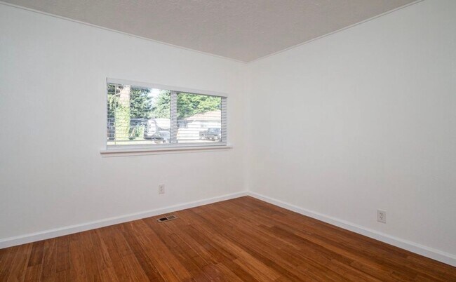 Building Photo - Beautiful 3 bd, 1 bath open kitchen/living, large yard, walk through video.