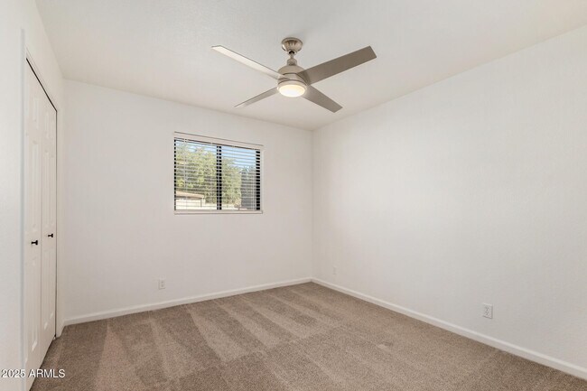 Building Photo - 687 E Park Ave