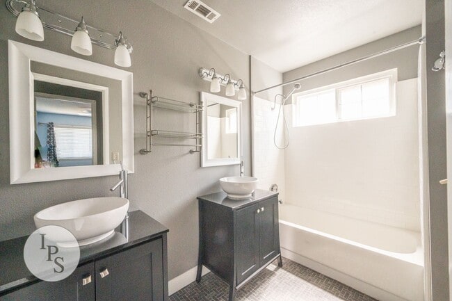 Building Photo - WoodWard Lake Home, 3BR/2.5BA, Built 1986 ...