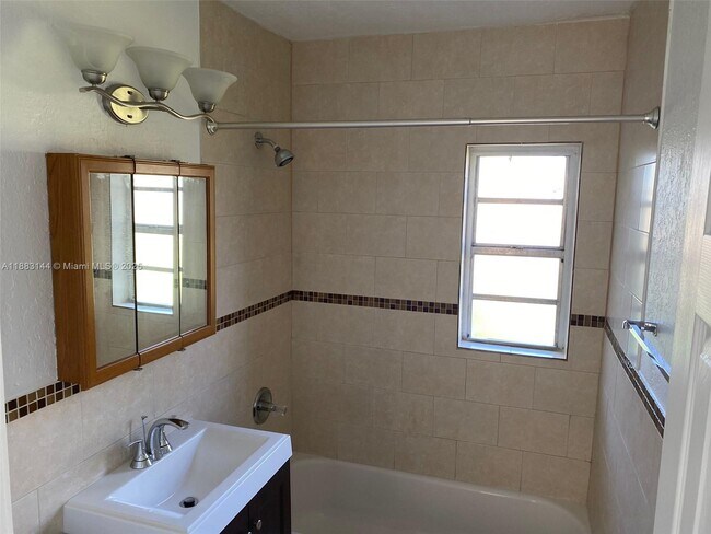 Building Photo - 1385 NE 129th St