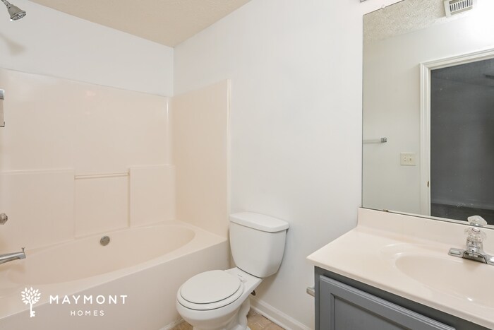 Building Photo - 2040 Manhattan Pkwy