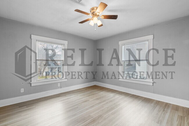 Building Photo - 3321 E Victor St