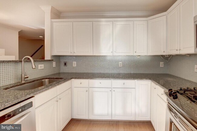 Building Photo - 1984 Crescent Park Dr