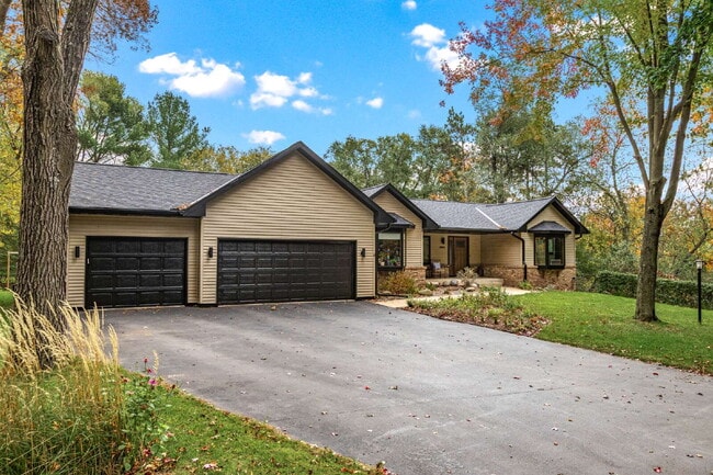 Building Photo - Designer 4 Bedroom Home with Sauna and Walk-Out Lower Level - Available May or June 1st