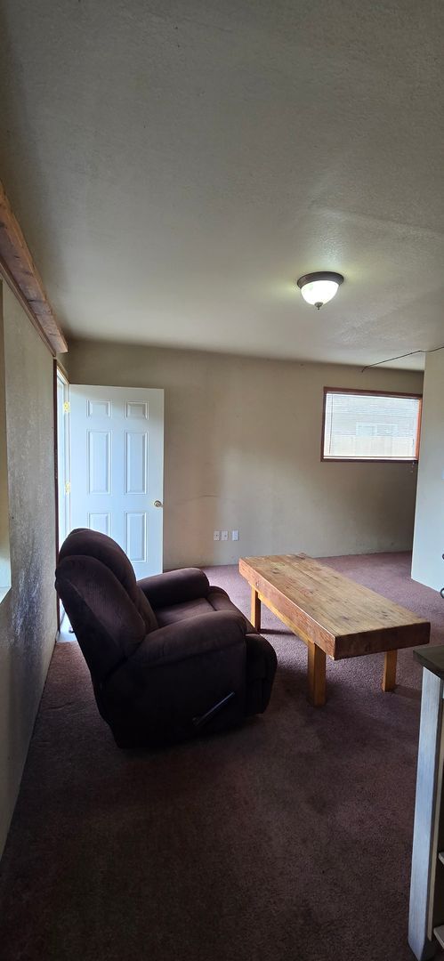 Building Photo - Room for rent with private entrance