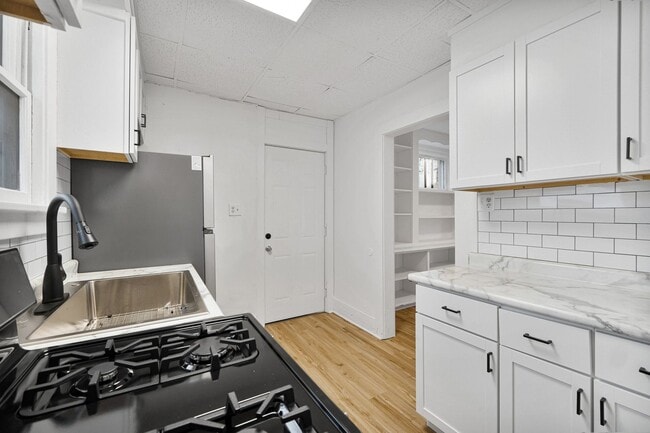 Building Photo - NEW UPDATED 2 BEDROOM HOME!