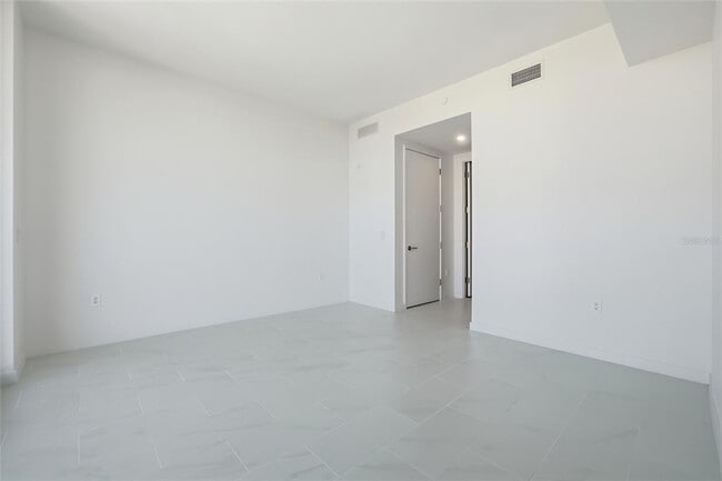 Building Photo - 400 Central Ave