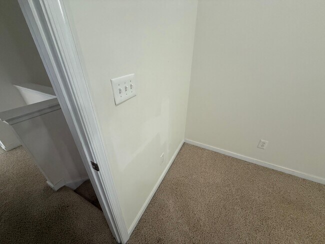 Building Photo - 446 Kingscote Ln