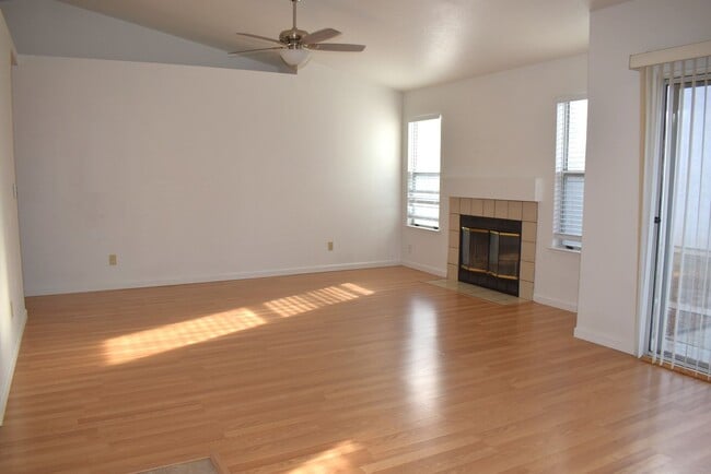 Building Photo - 9435 Soaring Oaks Dr