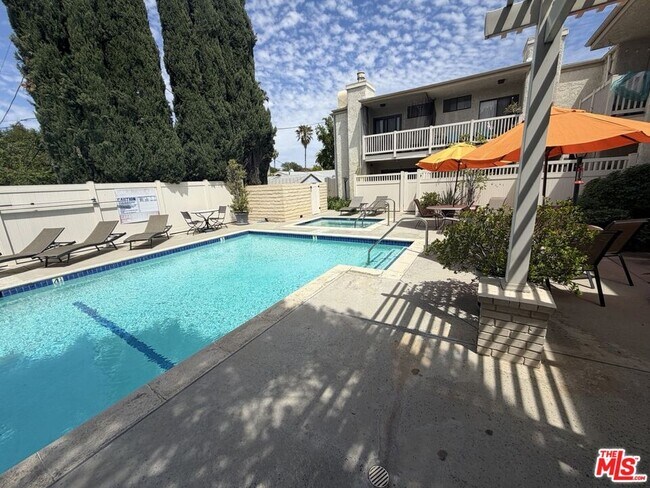 Building Photo - 14315 Riverside Dr