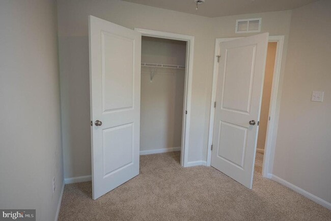 Building Photo - 417 Creekbed Cir